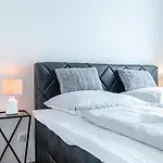 Trendy - Modern 1Br & 1Lr Apartment In Vienna Center
