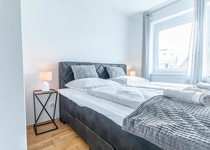 Trendy - Modern 1Br & 1Lr Apartment In Vienna Center