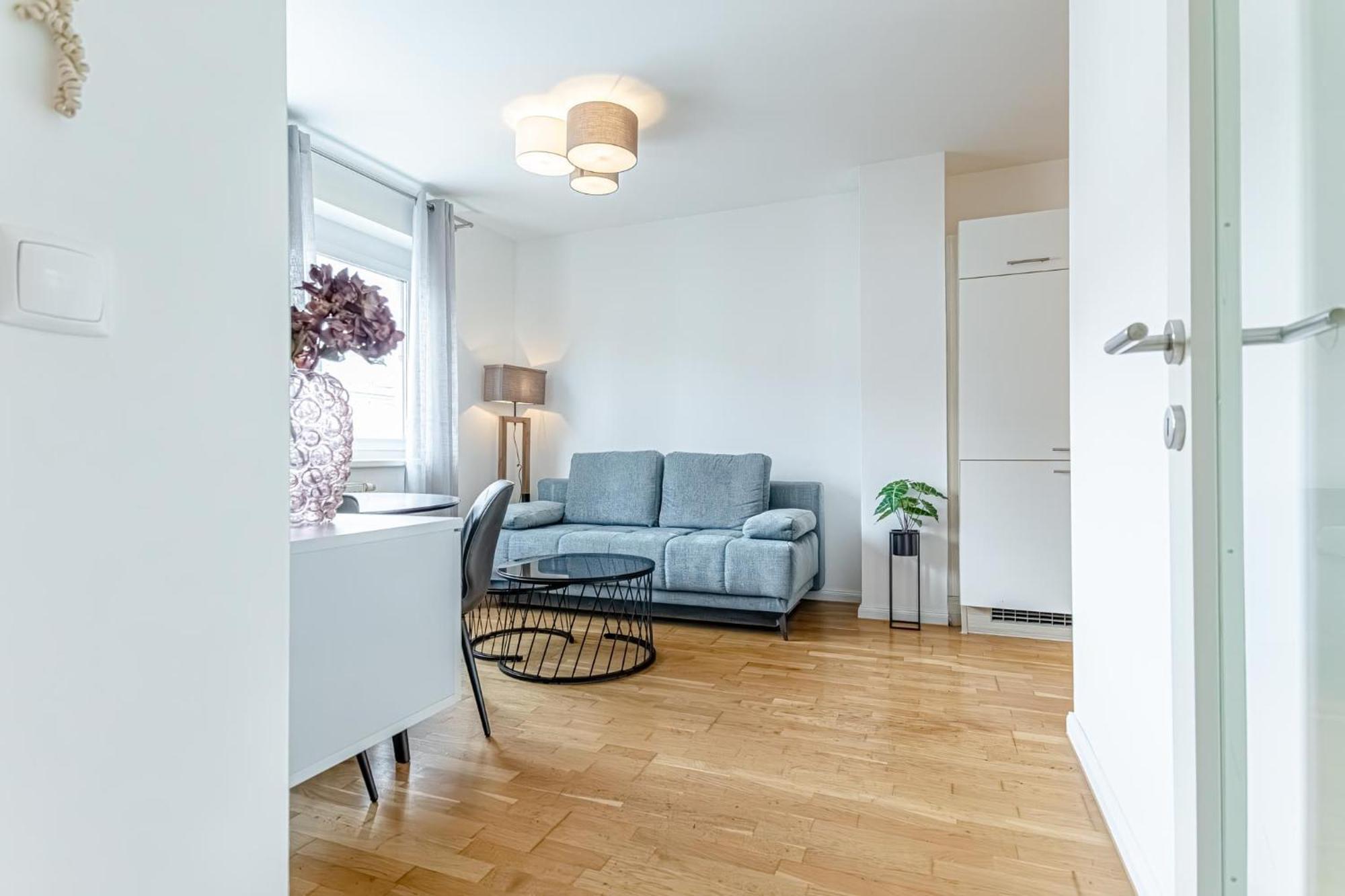 Trendy - Modern 1br & 1lr In Center