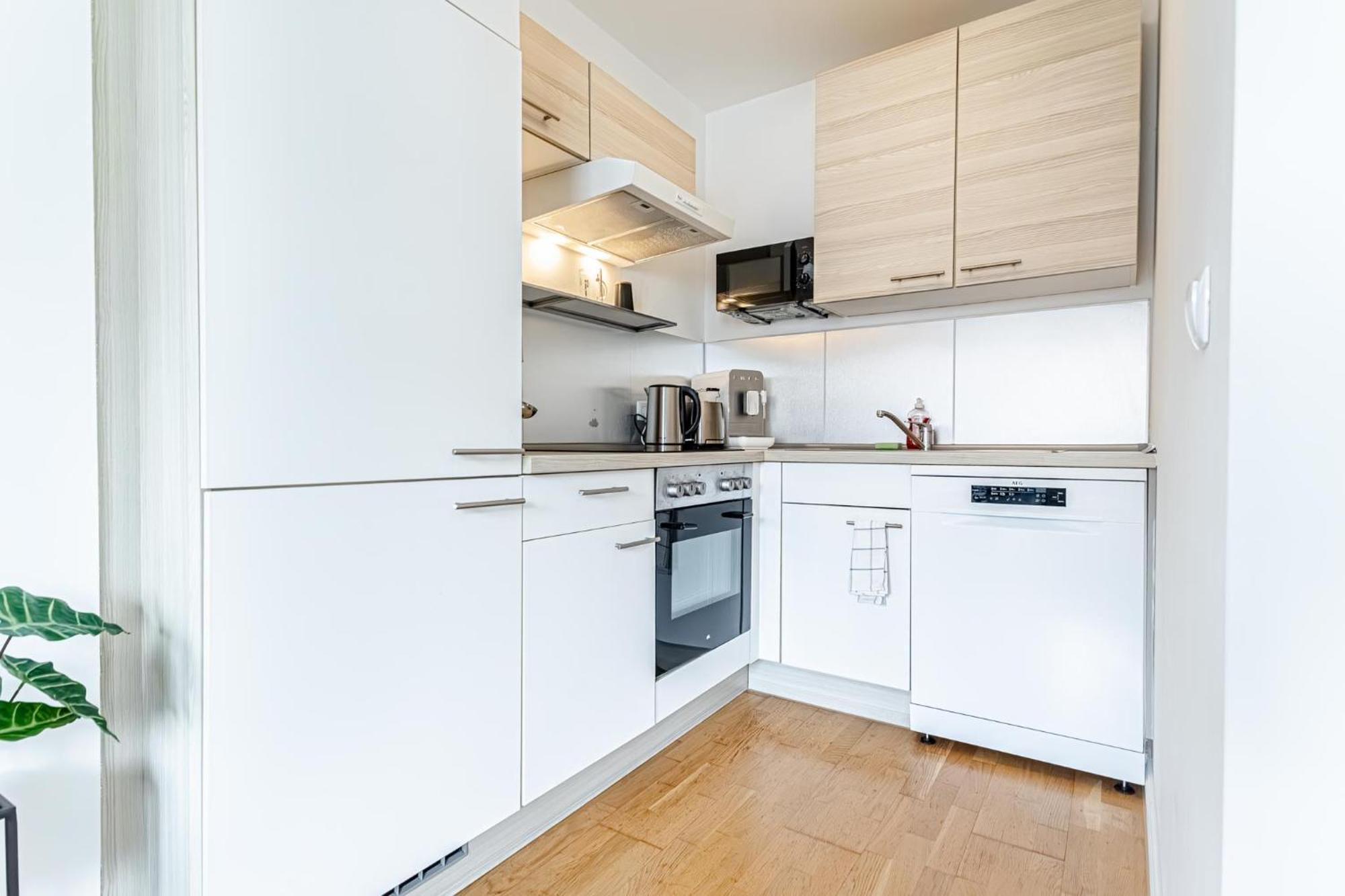 Trendy - Modern 1br & 1lr In Center Apartment *