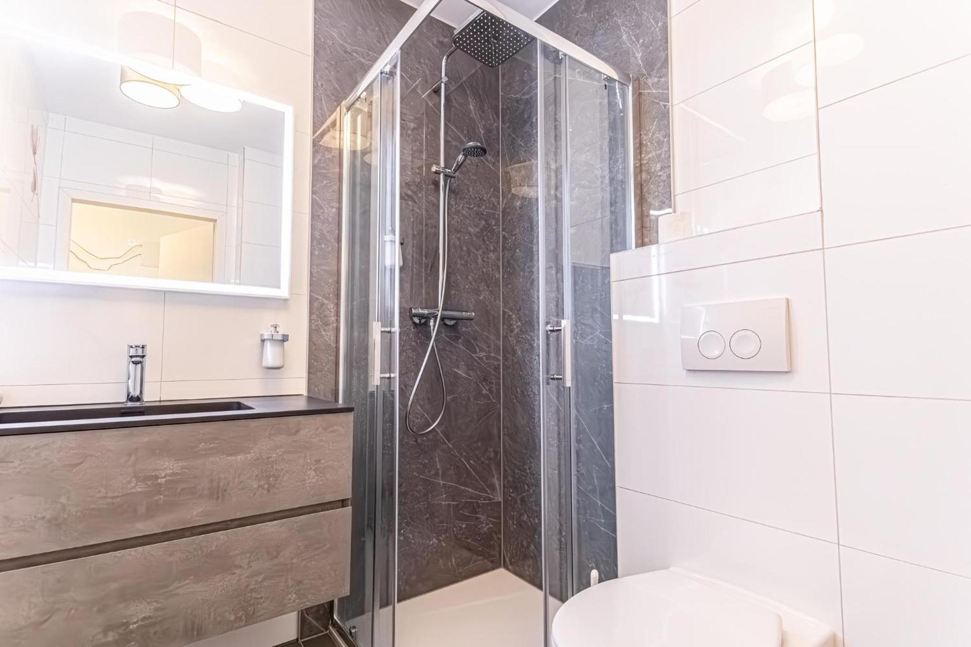 Trendy - Modern 1br & 1lr In Center *