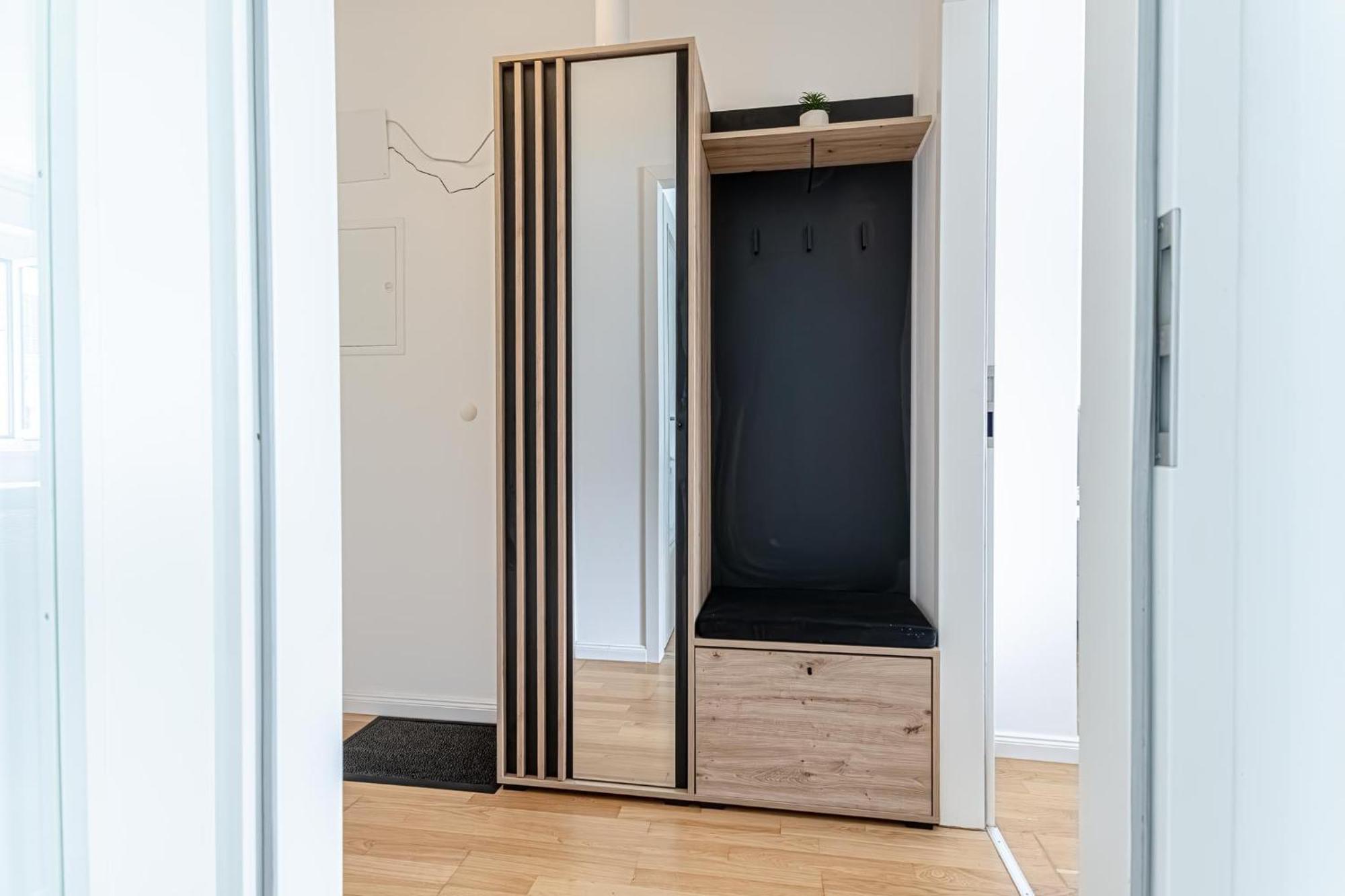 Trendy - Modern 1br & 1lr In Center *