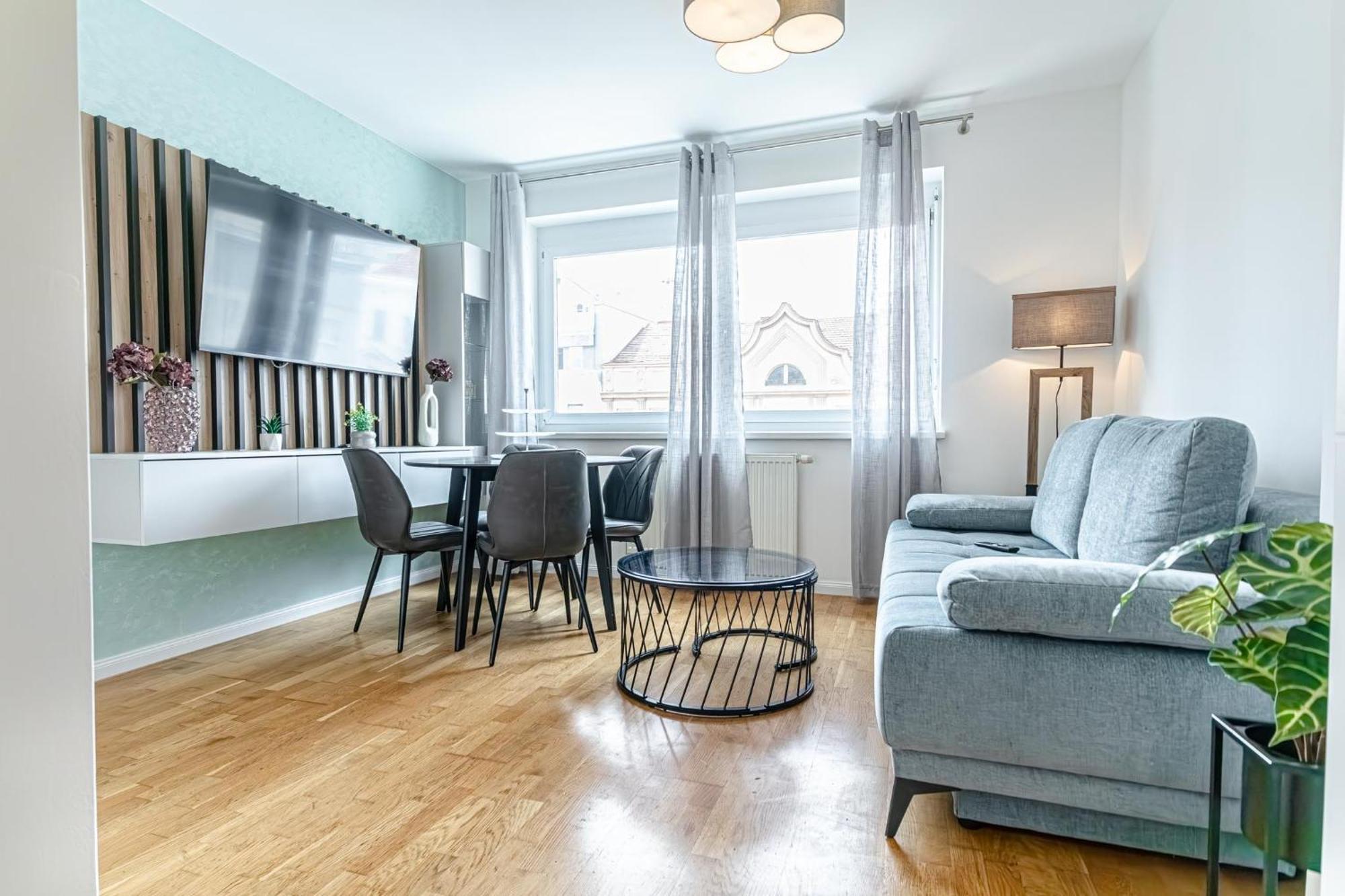 Trendy - Modern 1br & 1lr In Center Apartment *