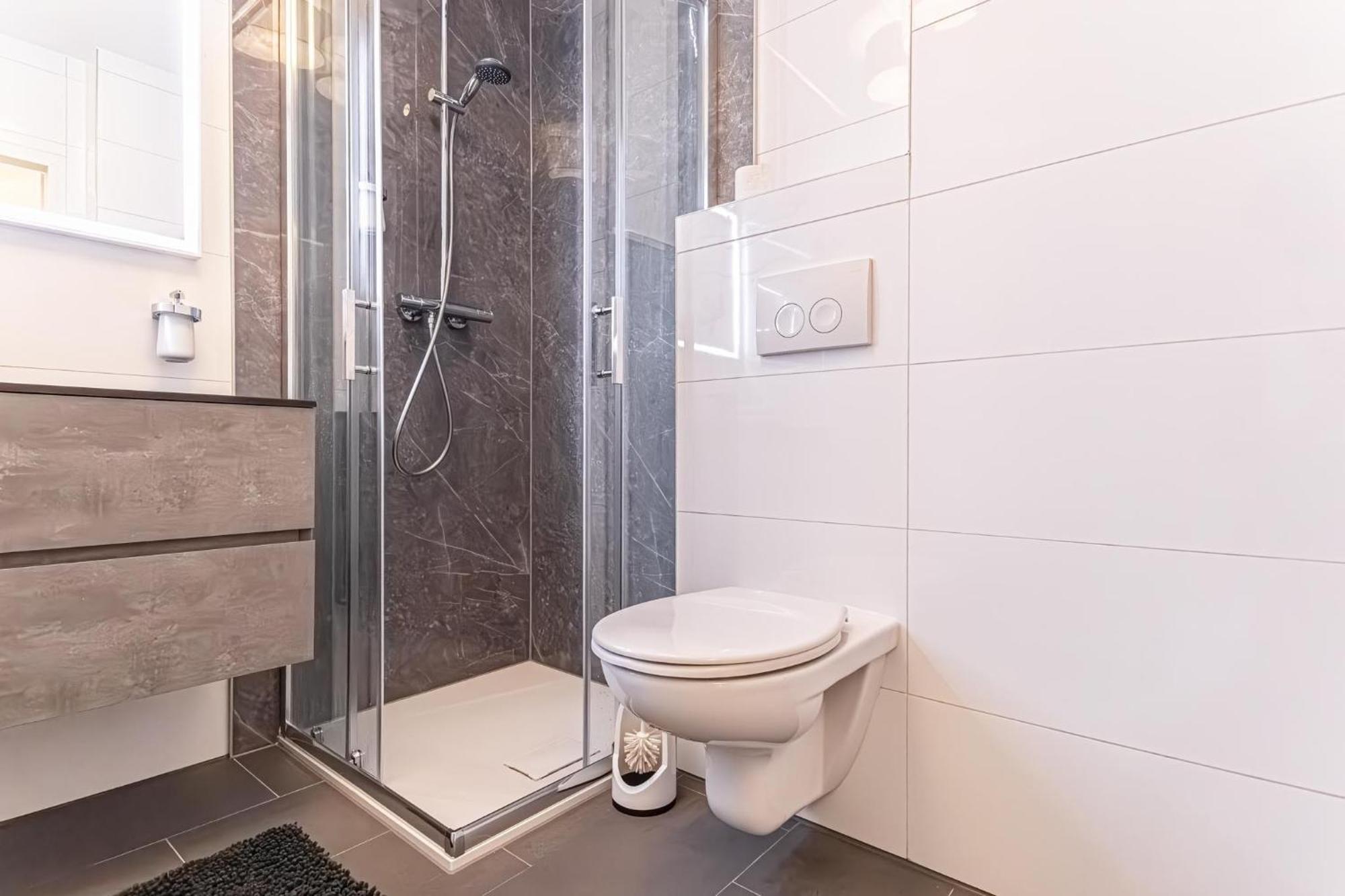 Trendy - Modern 1br & 1lr In Center Apartment