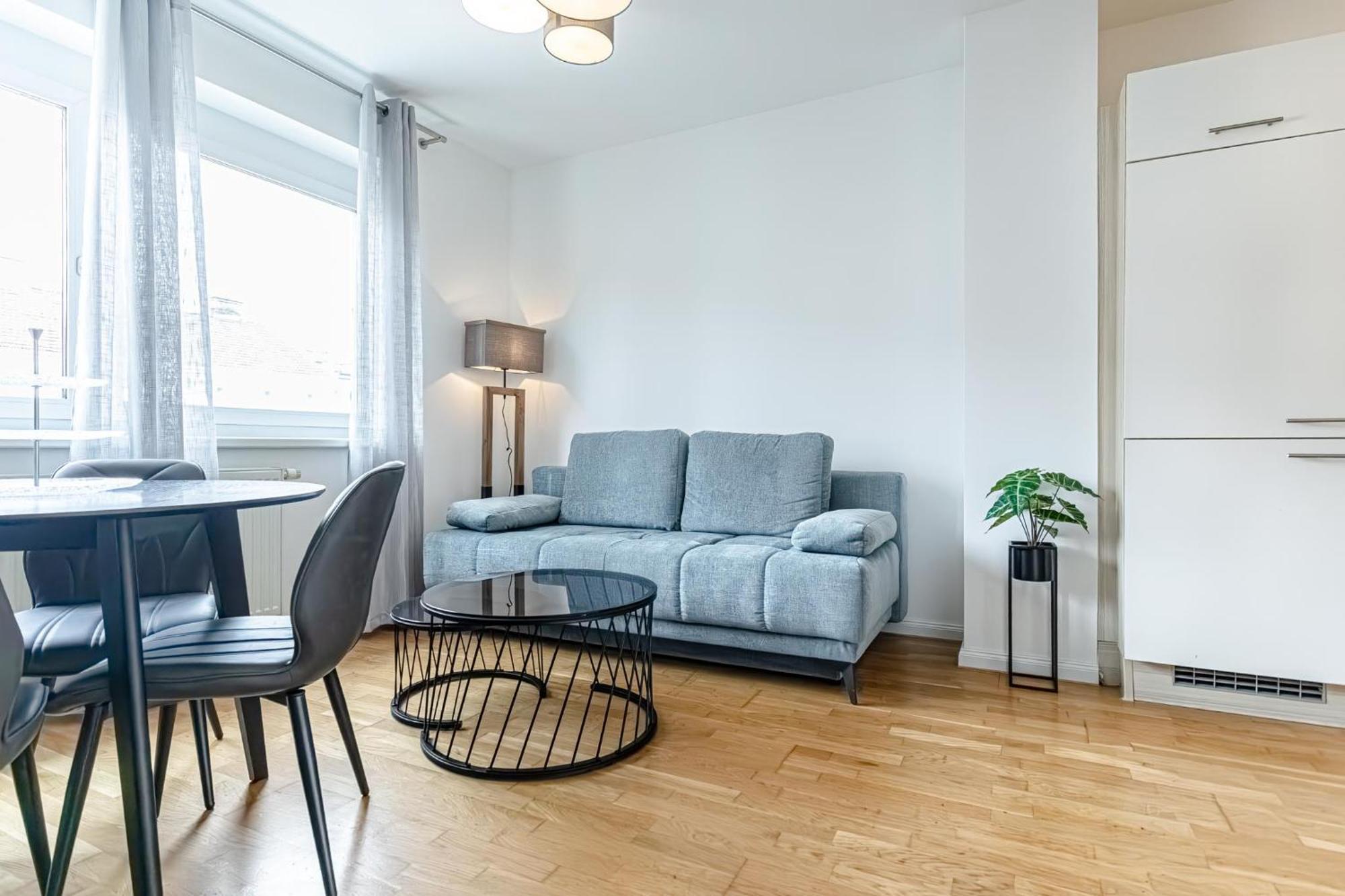 Apartment Trendy - Modern 1br & 1lr In Center *
