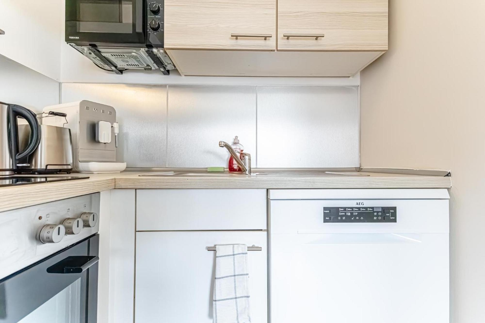Trendy - Modern 1br & 1lr In Center